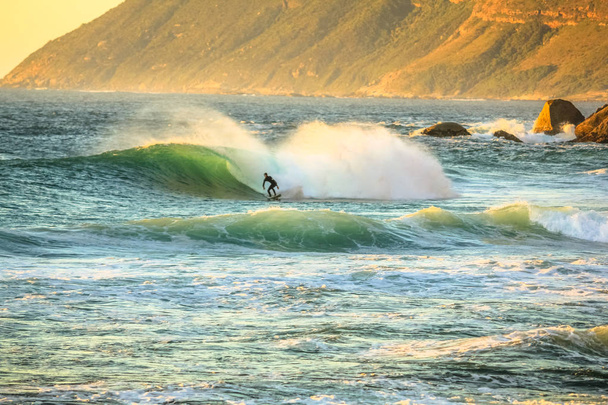 Surfer à Noordhoek Beach
 - Photo, image