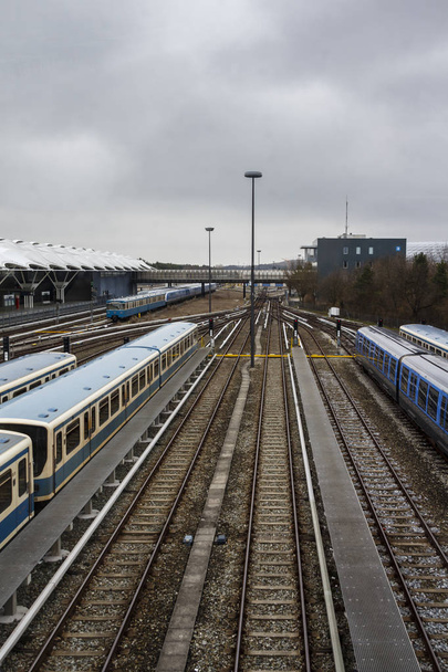 ミュンヘンでは、Froettmaning 地下鉄駅で電車 2015 - 写真・画像