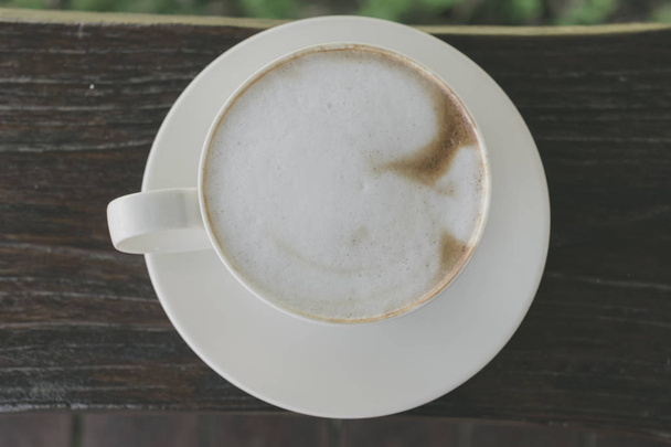 Focus selettivo tazza bianca di caffè, latte sul tavolo di legno
. - Foto, immagini