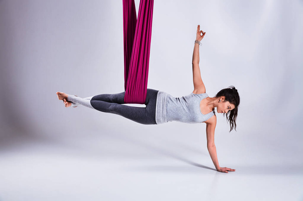 Inversión aérea diferente yoga antigravedad en una hamaca
 - Foto, imagen