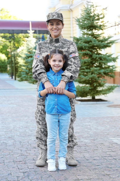 Madre en uniforme del ejército e hija en la calle
 - Foto, Imagen