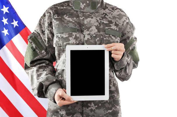 Soldier holding tablet - Фото, изображение