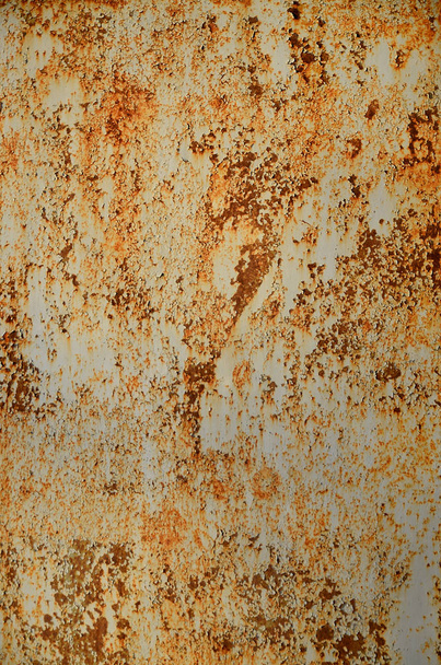 Paslı metal doku çizilmiş yüzeyli. Eski soyulması boya ile metal duvar boyalı. Doku eski boya metal çit yakın çekim - Fotoğraf, Görsel