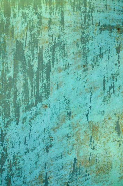 Paslı metal doku çizilmiş yüzeyli. Eski soyulması boya ile metal duvar boyalı. Doku eski boya metal çit yakın çekim - Fotoğraf, Görsel