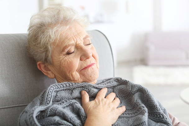 Depressed elderly woman at home - Фото, изображение