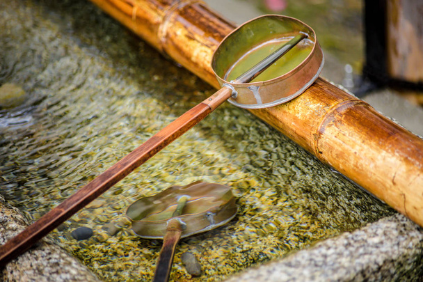japan Schöpfkelle Wasser in Schreinen oder Tempeln für Besucher reinigen Sie sich von der traditionellen Kultur der japanischen. - Foto, Bild