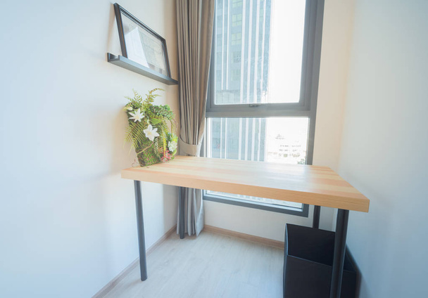 Table en bois et espace de travail décoratif
 - Photo, image