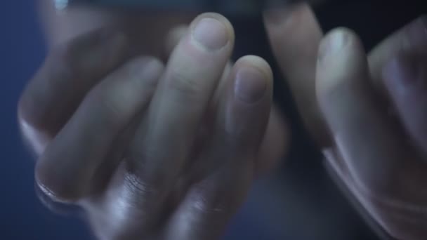 Mannelijke vingers glijden van pagina's en typen op smartphone, reflectie in glanzende tabel - Video