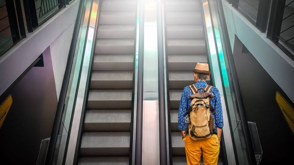el turista no identificado subiendo escaleras mecánicas
 - Foto, Imagen
