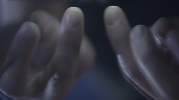 Kontrolsüz anormal el hareketleri ile serebral palsi tanısı kişinin - Video, Çekim