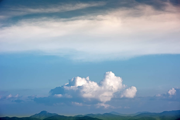 μπλε του ουρανού και τα βουνά - Φωτογραφία, εικόνα
