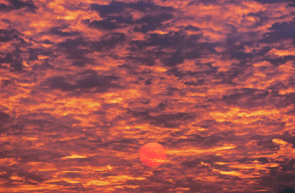 Vurige oranje zonsondergang hemel - Foto, afbeelding