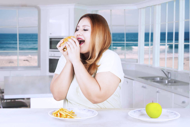Elhízott asszony úgy döntött, hogy enni gyorsétel - Fotó, kép