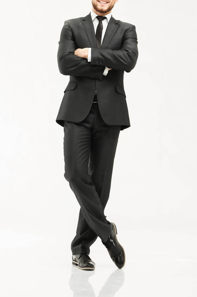 erfolgreicher Geschäftsmann im schicken schwarzen Business-Anzug auf weißem Grund - Foto, Bild