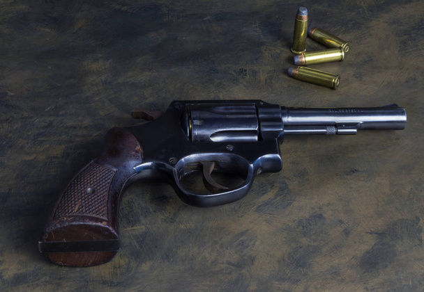 Pistola calibre .38 cargada por seis tiradores
 - Foto, imagen