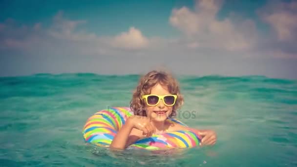 kleines süßes Mädchen im Meer - Filmmaterial, Video