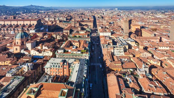 vue ci-dessus de Strada Maggiore à Bologne
 - Photo, image