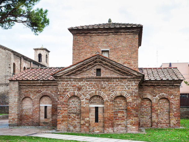 Ancien mausolée galla placidia à Ravenne
 - Photo, image