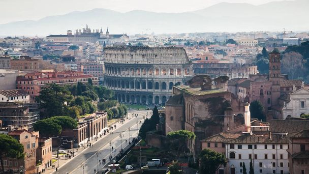 boven uitzicht op de Via dei Fori Imperiali en het Colosseum - Foto, afbeelding
