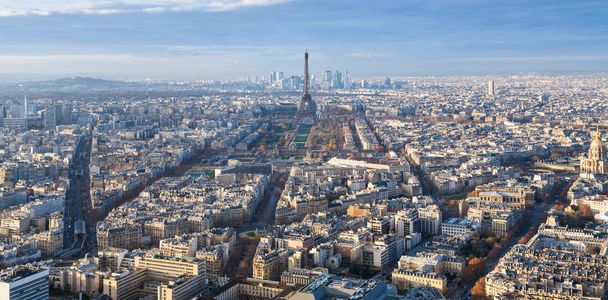 powyżej widok na wieżę Eiffla w Paryżu mieście zimą - Zdjęcie, obraz