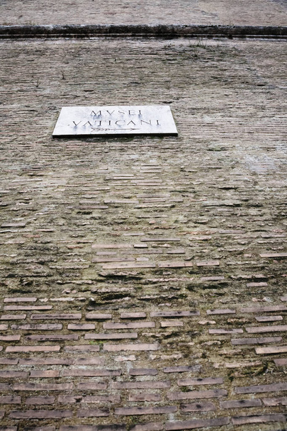 antiguas murallas de piedra de la Ciudad del Vaticano
 - Foto, imagen