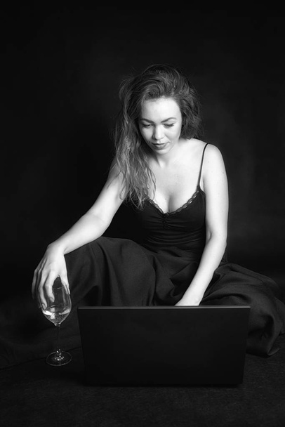 Vöröshajú lány laptop és pohár bor - Fotó, kép