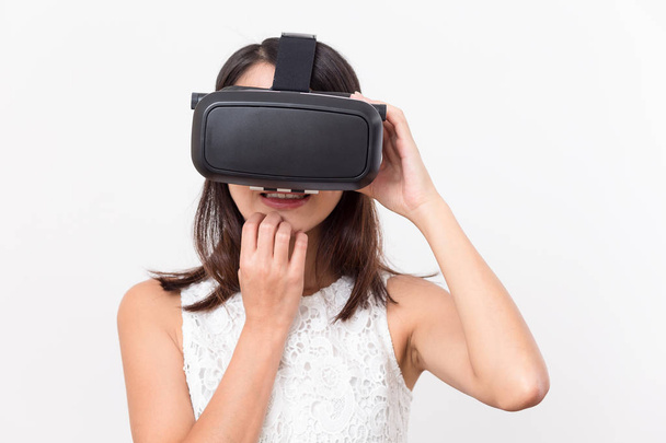 Mujer mirando con VR y sintiéndose aterradora
 - Foto, imagen