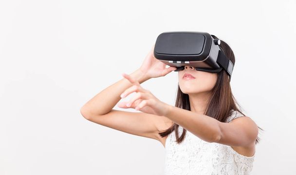Женщина смотрит с помощью VR устройства
  - Фото, изображение