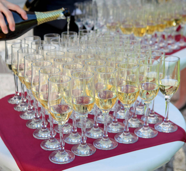 versando champagne per gli ospiti
 - Foto, immagini