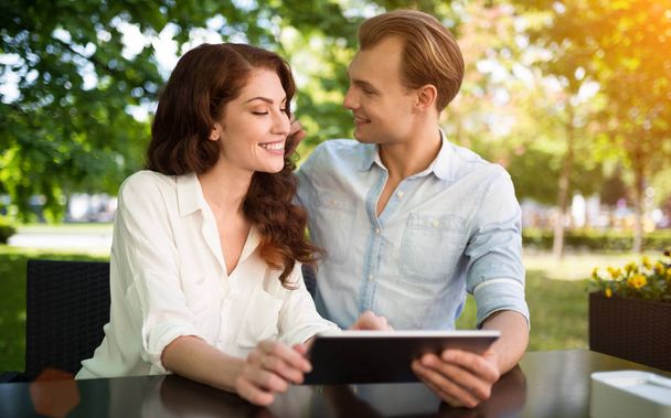 couple using tablet together - Foto, Imagem