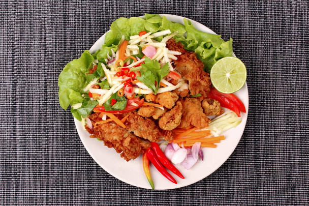 Spicy deep-fried chicken salad with roll green mango . - Foto, immagini