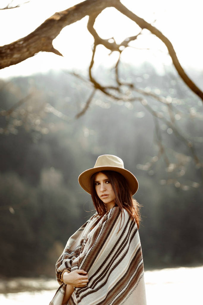 hermosa mujer retrato usando sombrero
  - Foto, imagen