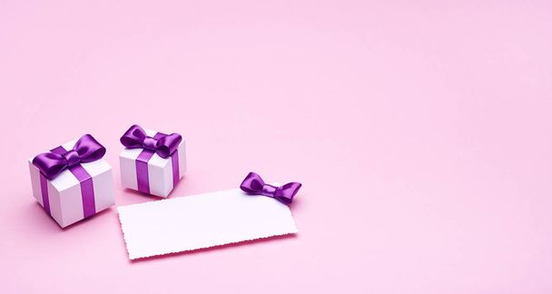 Postal y regalos con lazos satinados
 - Foto, imagen