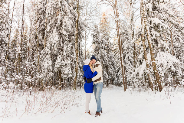 男と少女は、冬の森の残りを持っています。.  - 写真・画像