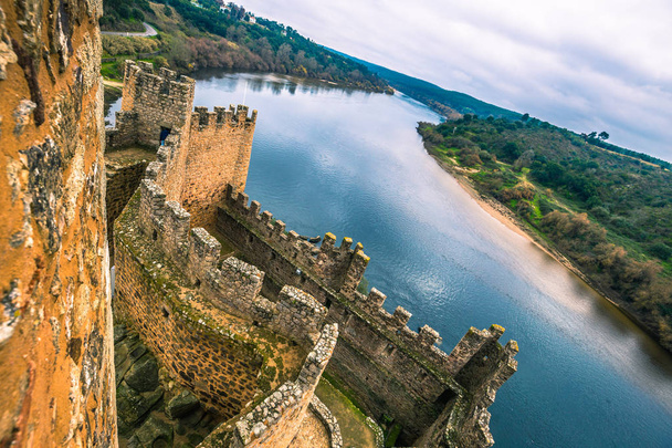 04 de enero de 2017: Dentro de las murallas del castillo medieval de Almourol en Ribatejo, Portugal
 - Foto, imagen