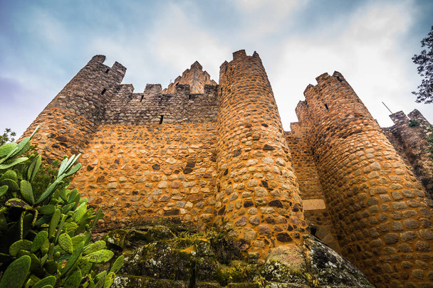 Январь 04, 2017: Стены средневекового замка Альмуроль и
 - Фото, изображение