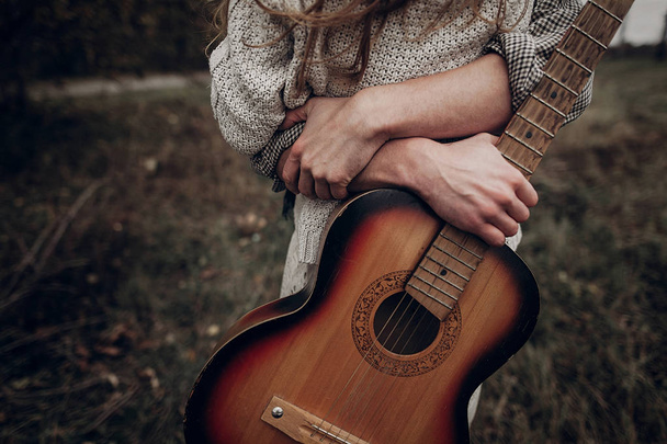 człowiek z gitara tulenie Cyganki - Zdjęcie, obraz