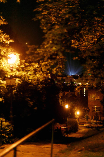 bela rua da noite
  - Foto, Imagem