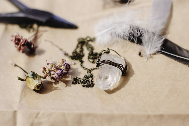 collana di cristallo, piume e fiori secchi
  - Foto, immagini
