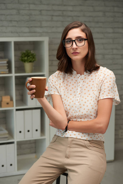 Vrouw die koffie drinkt - Foto, afbeelding