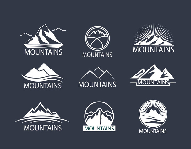 Verzameling van bergen logo, pictogram in kleur. Klimmen label, wandelen reizen en avontuur - Vector, afbeelding