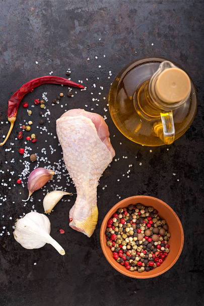 raw chicken leg with spices - Foto, afbeelding