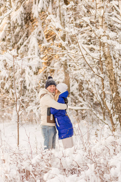 El muchacho y la muchacha descansan en el bosque invernal
.  - Foto, Imagen