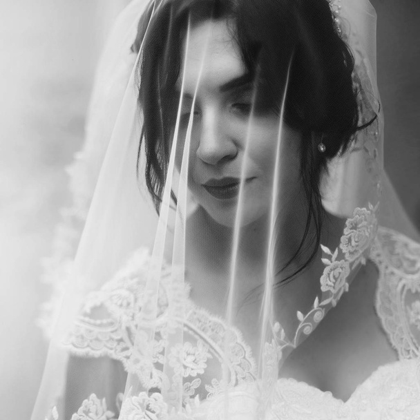 boldog gyönyörű menyasszony pózol - Fotó, kép