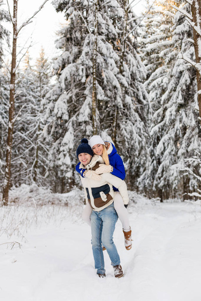 Парень и девушка отдыхают в зимнем лесу
.  - Фото, изображение