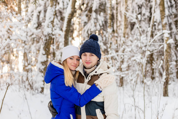 Парень и девушка отдыхают в зимнем лесу
.  - Фото, изображение