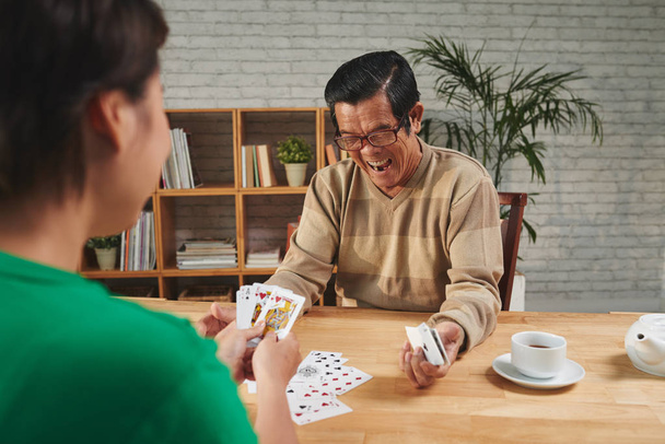 homem animado jogo de cartas
 - Foto, Imagem