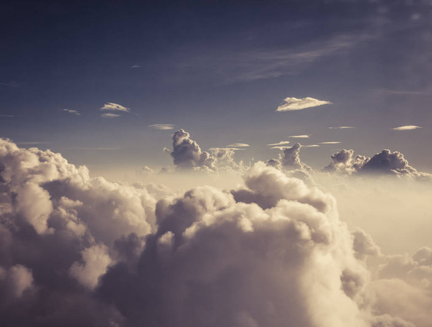 Vista de nubes desde gran altitud
 - Foto, Imagen