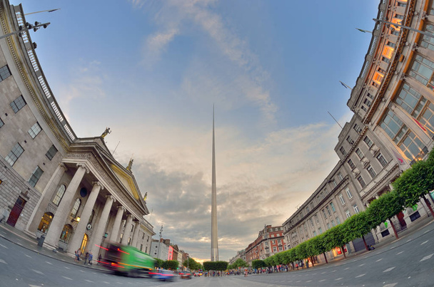 Дублин, символ центра Ирландии - шпиль
  - Фото, изображение