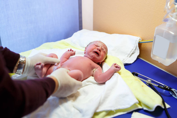 Pasgeboren kind seconden en minuten na de geboorte. Check-up - Foto, afbeelding